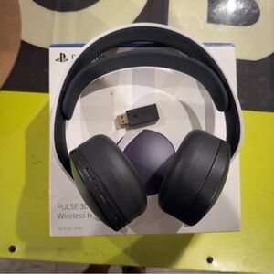 Sony Pulse 3D Wireless Headset. PS5/ PS4 compatibility.